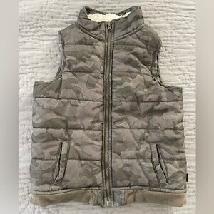 Lee Kids Camo Puffer Vest Gray Olive Green Nylon Size 7 Outdoors Hiking Winter